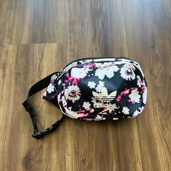 adidas Originals Handbags - Adidas Fanny Pack in Excellent Condition
